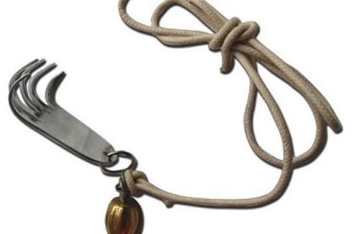 O Zhua (garra, em tradução literal) era uma espécie de mão de ferro do período imperial da China. Esse artefato era utilizado para arrancar principalmente a pele, mas também em outras partes do corpo das pessoas 