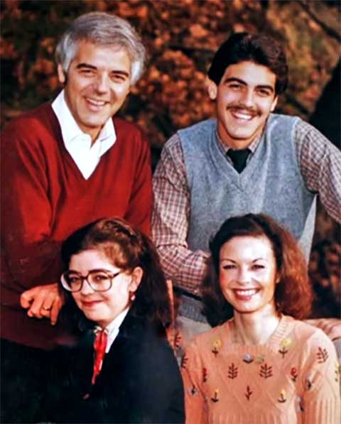 Filho do jornalista e apresentador Nick Clooney e sobrinho da cantora Rosemary Clooney, George cresceu em um ambiente onde a arte e a comunicação estavam sempre presentes, influenciando decisivamente sua futura trajetória.
