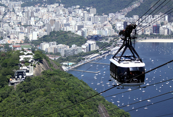 O acesso mais tradicional é feito pelo bondinho do Pão de Açúcar, um dos teleféricos mais famosos do mundo, inaugurado em 1912.