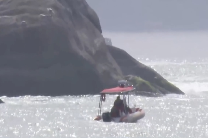 Além de percorrerem a trilha, os bombeiros também estenderam a procura ao mar com o uso de motos aquáticas, já que certos pontos terminam em um barranco sobre o mar da Praia Vermelha.