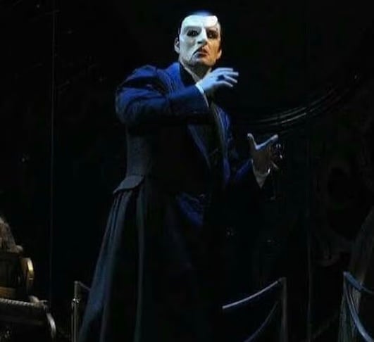 Lewis era filho de músicos líricos e tinha formação em escolas prestigiadas, como a Royal College of Music, de Londres, e na Western Australian Academy of Performing Arts.