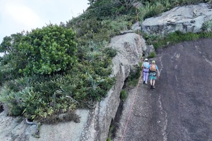 O percurso inclui trechos de escalaminhada (subida com o auxílio das mãos em rochas) e é recomendado o acompanhamento de guias credenciados.