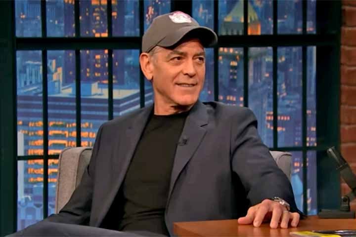 Durante a entrevista, concedida para divulgar seu novo filme Jay Kelly, Clooney contou que os gêmeos Ella e Alexander, nascidos em 2017, não usam tablets, jantam com adultos e lavam os próprios pratos.