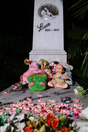  Túmulo da "Menina Lúcia" é uma das paradas da visita ao Cemitério São João Batista