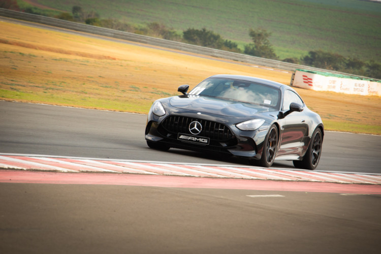 Test drive em Elias Fausto, na pista da Pirelli