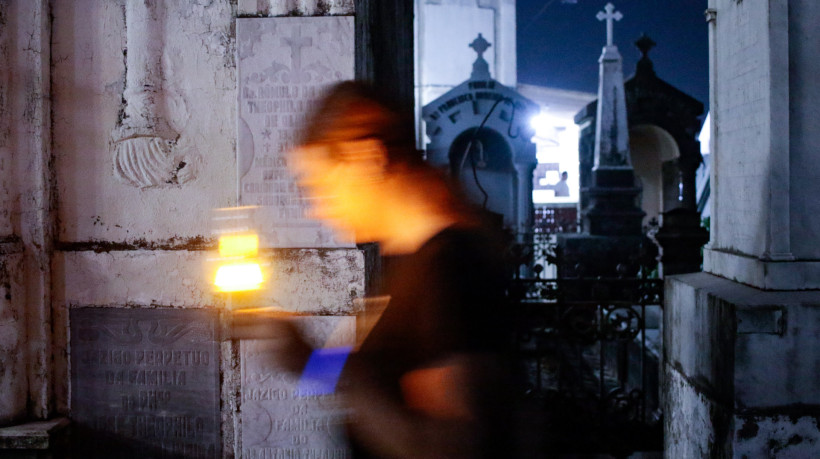 Visita ao Cemitério São João Batista, no Centro da Capital, é marcada por aula interativa sobre história do Ceará