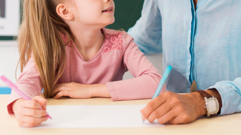 O feriado do Dia dos Professores é tradicionalmente marcado por interrupções nas atividades escolares, em reconhecimento ao trabalho dos educadores em todo o país.