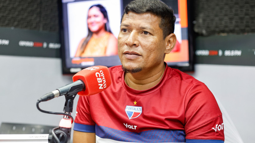FORTALEZA, CEARÁ,  BRASIL- 14.10.2025: Erandir, técnico do Fortaleza Feminino, e Erivelton, técnico do Ceará Feminino, participam do Esportes do Povo no estúdio da Rádio O POVO CBN. (Daniel Galber/Especial para O POVO)