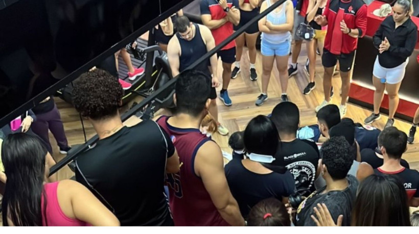 Durante o atendimento do Samu ao homem, uma multidão de alunos e profissionais da academia entoaram uma oração em respeito à vítima