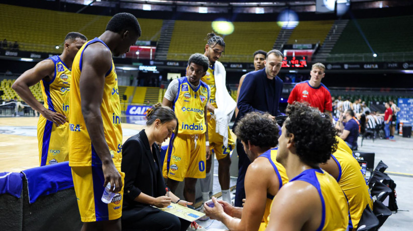 Técnica Jelena Todorovic conversa com jogadores do Fortaleza Basquete Cearense