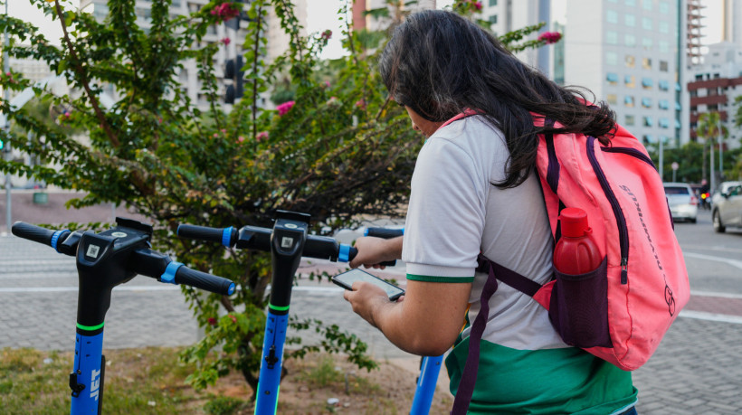 FORTALEZA, CEARÁ, BRASIL, 14-10-2025: Patinetes elétricos da empresa Jet, no bairro Aldeota.  (Foto: Fernanda Barros/ O Povo)