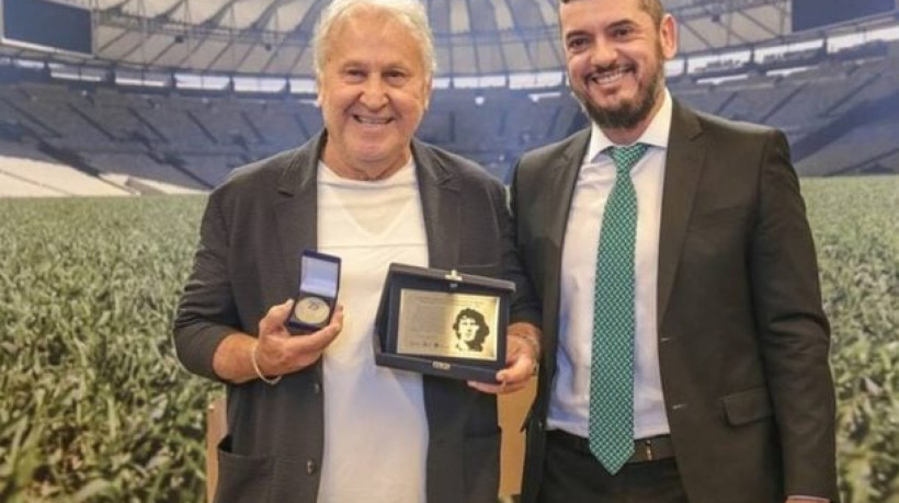 Ex-craque do Rubro-Negro e da Seleção Brasileira ganhou uma medalha e uma placa