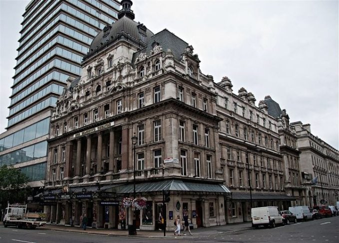 A estreia aconteceu no Her Majesty’s Theatre, em Londres, sob direção de Harold Prince, e rapidamente se tornou um fenômeno cultural.