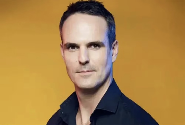 O ator e cantor Ben Lewis, conhecido por interpretar o protagonista de 