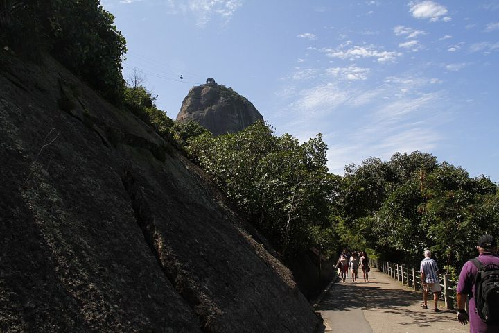 Em caso de chuva, não suba: o solo e as pedras tornam-se escorregadios e aumentam o risco de acidentes.