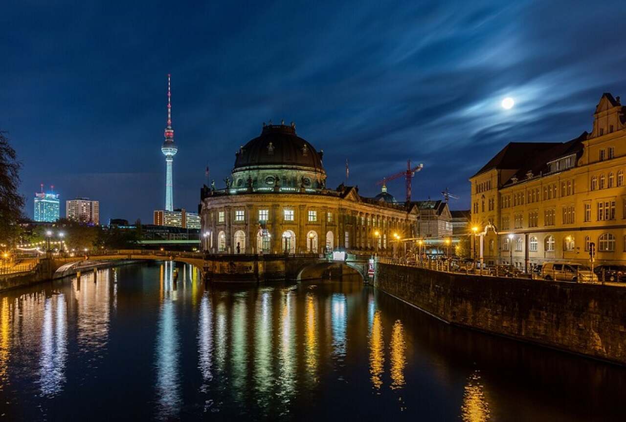 Torre de TV (Fernsehturm) - Descrição: Construída em 1969, a Torre de TV de Berlim é uma das estruturas mais altas da Europa, com 368 metros. Oferece uma vista panorâmica incrível da cidade - Localização: Alexanderplatz - Referências Históricas: Construída pelo governo da Alemanha Oriental como um símbolo de poder comunista