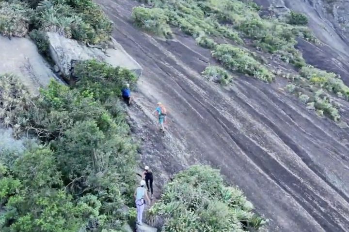 Já a Trilha do Costão do Pão de Açúcar, além de caminhada, inclui um trecho de escalada em rocha.