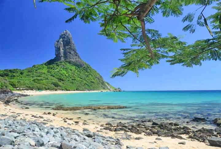 Nos séculos 19 e 20, Fernando de Noronha, conhecida também como a ilha Fora do Mundo, abrigava prisões com celas estreitas que nem sequer protegiam contra o clima extremo do lugar.