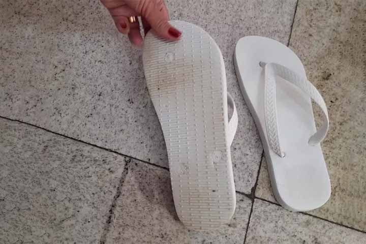 Desvire os chinelos! - Uma das mais sinistras superstições prega que deixar chinelos de cabeça para baixo é sinal de mau presságio para as mães. Por via das dúvidas, os deixe de posição correta. 
