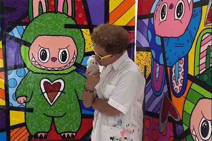 O artista plástico brasileiro Romero Britto viu-se no centro de uma nova controvérsia ao divulgar duas telas inspiradas no Labubu, personagem pop chinês que virou moda recentemente. 
