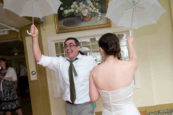 Abrir o guarda-chuva dentro de casa - Uma antiga superstição diz que abrir o objeto nessas condições é fonte de muito azar. 

