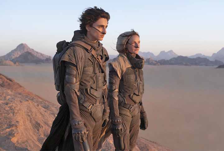 Em 2021, Timothée Chalamet protagonizou o épico de ficção científica Duna, dirigido por Denis Villeneuve e coestrelado por Zendaya. No filme, ele interpreta Paul Atreides, jovem herdeiro de uma casa nobre que se envolve na disputa pelo controle de Arrakis, planeta desértico que abriga a valiosa e cobiçada “especiaria”.
