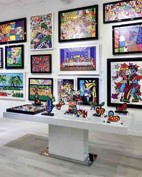 Em 1988, Britto se estabeleceu em Miami, nos Estados Unidos, onde deu início à sua projeção internacional com campanha publicitária. A partir dessa base, ele construiu uma carreira que ultrapassou o informal e se consolidou no mercado global de arte.
