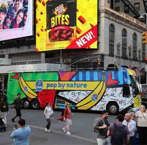 Suas obras também podem ser vistas em espaços públicos ao redor do mundo, como aeroportos, praças, hospitais, e em instalações urbanas.
