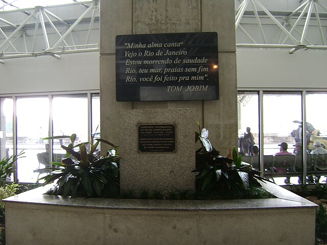 Em 1994, após terminar seu álbum Antônio Brasileiro, Jobim queixou-se de problemas urinários e foi submetido a uma operação em Nova York. Durante a recuperação, teve uma parada cardíaca causada por uma embolia pulmonar e morreu aos 67 anos.