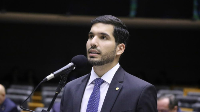 André Fernandes pede "um minuto de aplausos" por operação com mais de 130 mortes no Rio de Janeiro