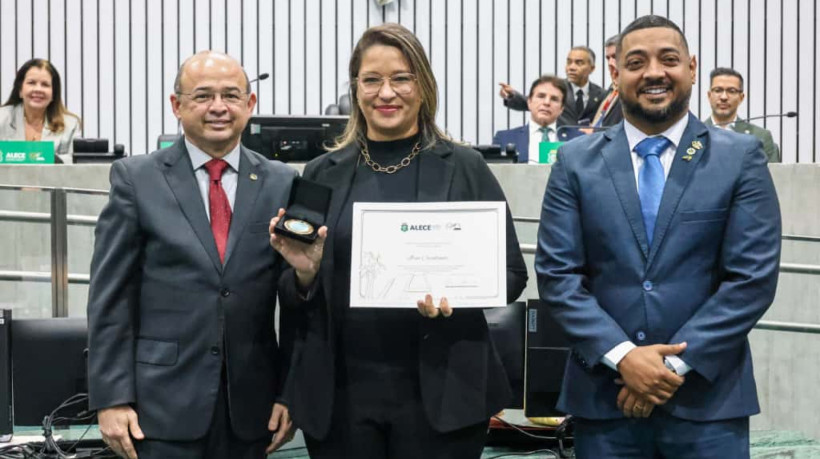 Irna Cavalcante foi uma das homenageadas pela Assembleia Legislativa e pelo Corecon Ceará por seu trabalho na disseminação da informação econômica 
