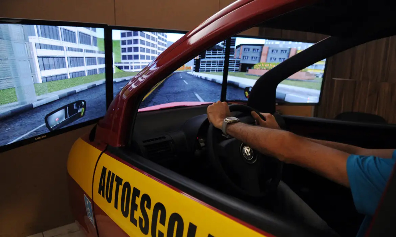 Após aprovação na parte teórica, o candidato poderá escolher entre realizar aulas práticas ou se submeter diretamente ao exame de direção. Não há obrigatoriedade de carga horária mínima nem necessidade de treinar com veículos da autoescola.
