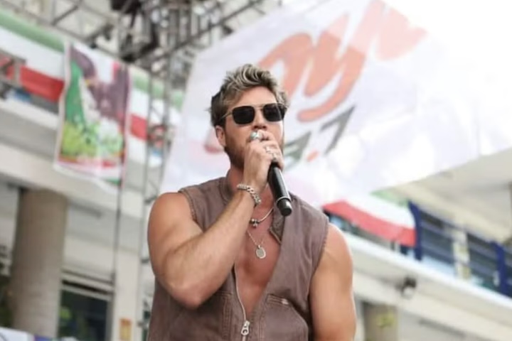 Dorcaz também era um ex-modelo e iniciou sua carreira profissional na Espanha, com sucessos como “Volver a Empezar”, “No eres tú” e “Cara bonita”.