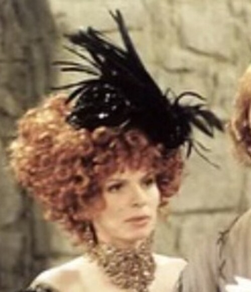 Entre 2000 e 2006, ficou afastada das novelas, mas participou de outras produções da Globo. Em 2000, atuou na minissérie A Invenção do Brasil, no papel de Isabelle, uma francesa que disputava o amor de Caramuru (Selton Mello) com a índia Paraguaçu (Camila Pitanga). A obra também ganhou versão para o cinema.
