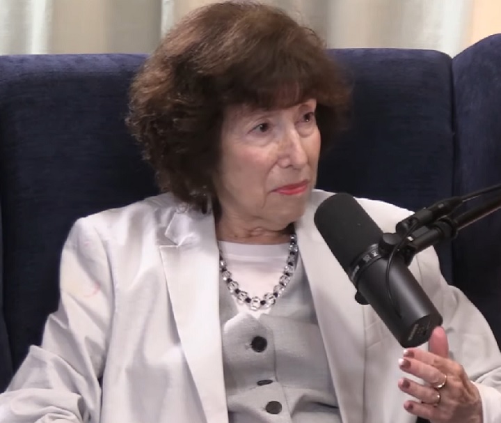 Eu estava assistindo a 'Todos Menos Você' no avião.. Ela não é bonita, ela não sabe atuar. Por que ela é tão atraente?, disse a produtora, em um bate papo com Janet Maslin, crítica do New York Times.