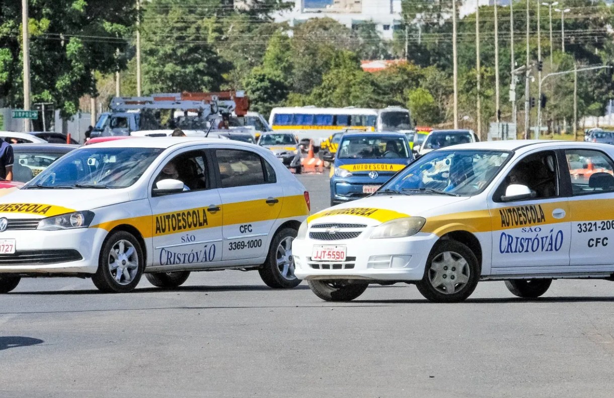 O processo tem mobilizado o setor de formação de condutores. Entidades que representam as autoescolas, como o Sindicato dos Centros de Formação de Condutores de Minas Gerais, convocaram seus associados a participar da consulta. 
