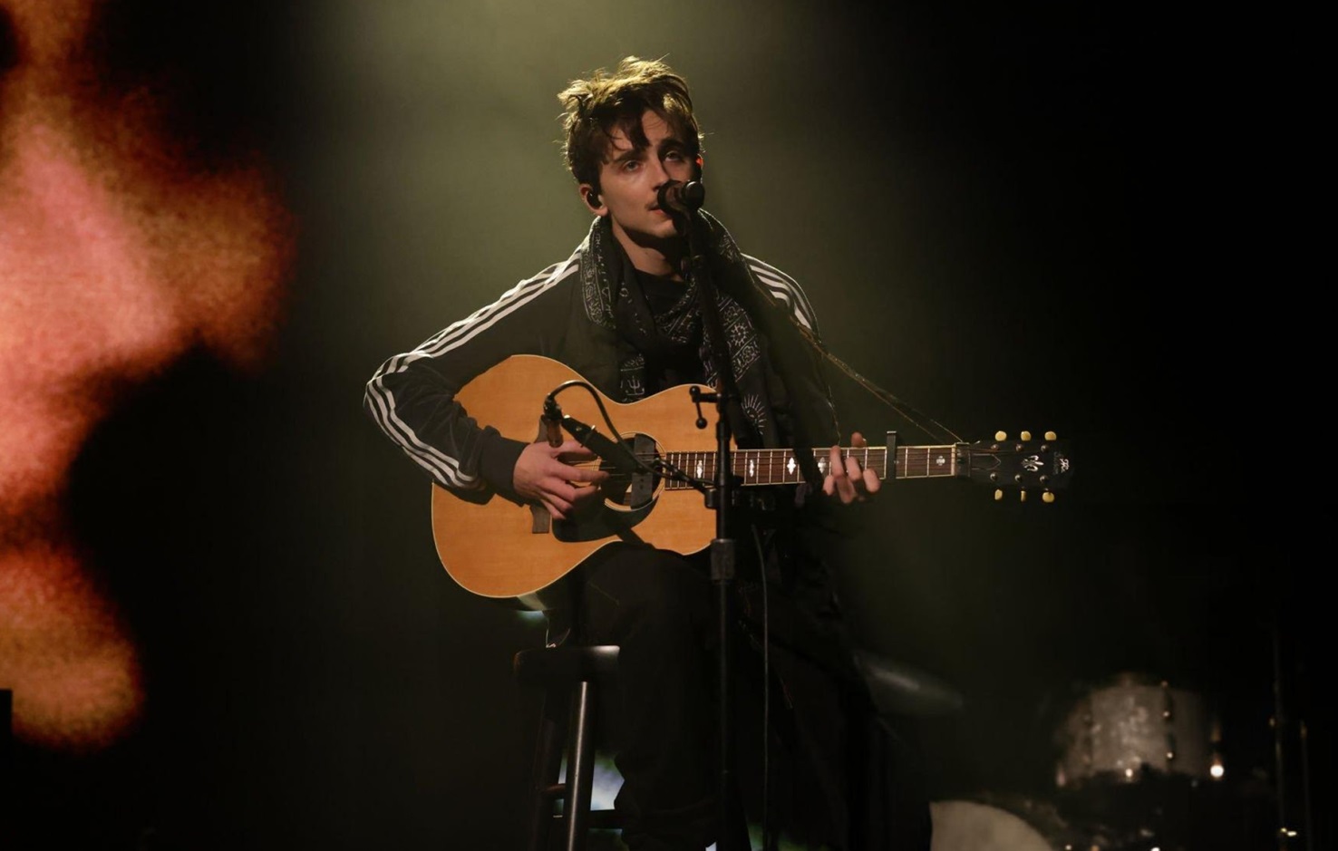 No filme, o ator não só fez uma intensa interpretação de Bob Dylan artista como cantou ele mesmo sucessos do astro. Em janeiro, Chalamet já havia exibido ao vivo seu talento vocal ao interpretar três músicas de Bob Dylan no Saturday Night Live. 
