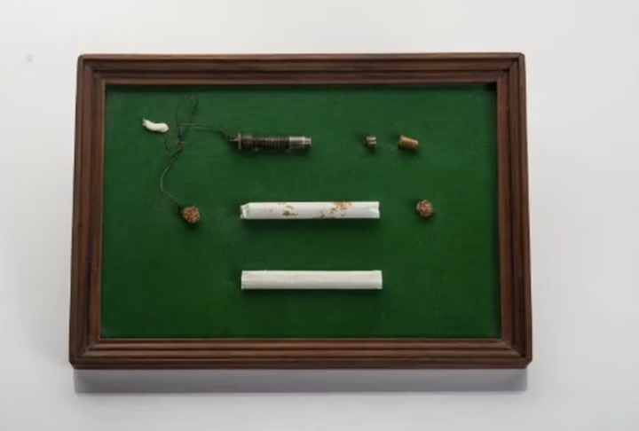 Cigarro mortal: Esse cigarro, um dos itens da coleção de H. Keith Melton, podia ser montado e transformado em uma arma.