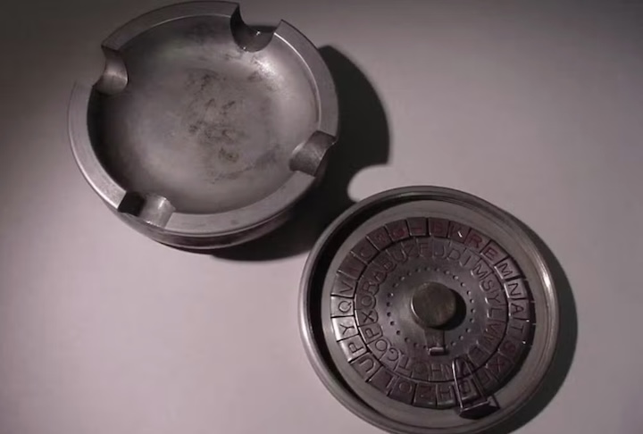 Cinzeiro transmissor: O espião que fumava era um verdadeiro sortudo. Esse cinzeiro, por exemplo, vinha com um disco para escrever mensagens secretas.