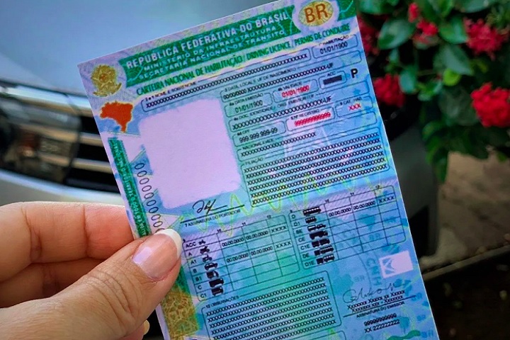 De acordo com estimativas do Ministério dos Transportes, o novo formato pode reduzir em até 80% o custo total para tirar a CNH, já que o candidato pagará apenas as taxas administrativas e os valores referentes aos exames.
