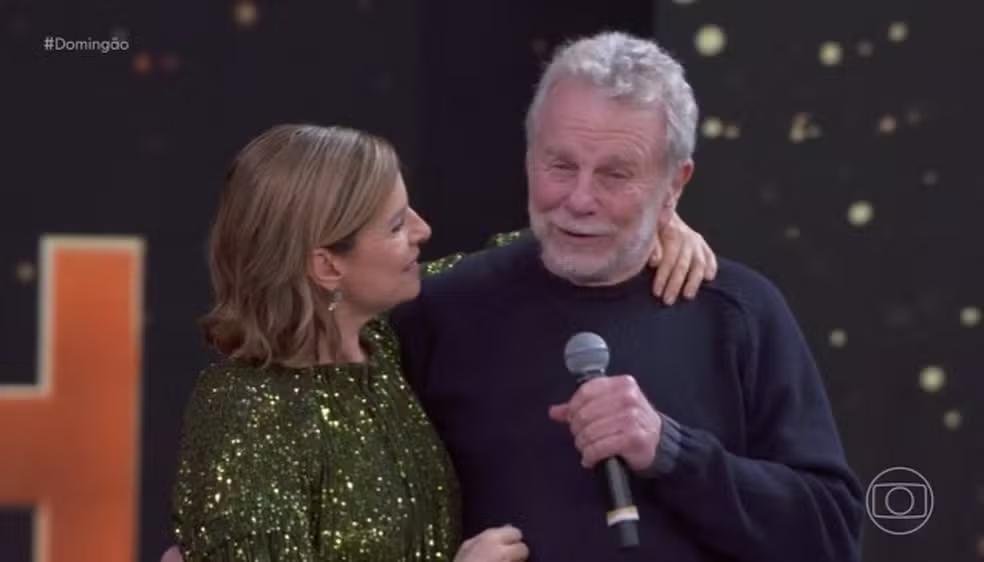 A atriz, atualmente em destaque com o sucesso de Vale Tudo, foi surpreendida pelos filhos, Júlia e Hugo Anquier, e principalmente pelo pai, o ator Jonas Bloch, que subiu ao palco para declarar o orgulho que sente da filha.