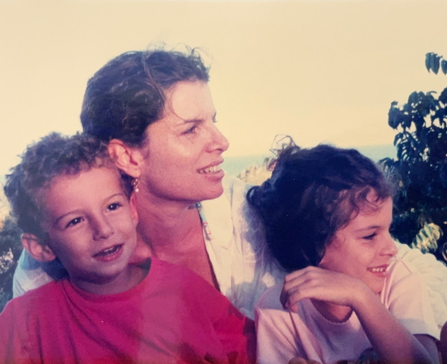 Na vida pessoal, entre 1987 e 1989, Debora viveu com o diretor e fotógrafo Edgar Moura. De 1991 a 2006, foi casada com o chef francês Olivier Anquier, com quem teve dois filhos: Júlia (1993) e Hugo (1997). Desde 2018 é casada com o produtor português João Nuno Martins.
