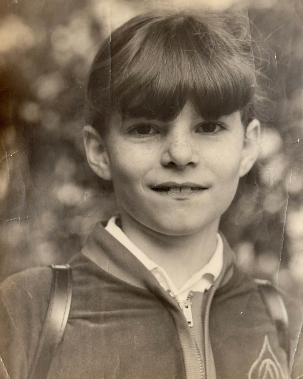 Seu interesse pelas artes cênicas começou ao acompanhar o pai em ensaios teatrais quando criança. Na adolescência, estudou no Teatro Ipanema e, aos 17 anos, escolheu seguir a carreira artística, apesar de ter sido aprovada em História e Comunicação.
