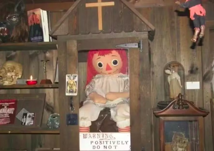 Ainda assim, relatos dizem que Annabelle continuava ativa: visitantes afirmam ouvir risadas, ver a boneca mudar de posição e até mesmo sentir uma presença maligna ao seu redor.