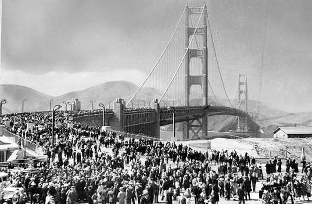 Inaugurada em 1937, a icônica Ponte Golden Gate é símbolo da cidade e foi pintada de laranja internacional por se acreditar que tal cor não apenas se destacaria contra o céu e a água da baía, mas também aumentaria a visibilidade da ponte em meio à frequente neblina da região, contribuindo para a segurança.
