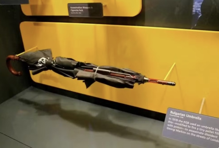 Guarda-chuva Búlgaro: Além de proteger da chuva, ele vinha acoplado com um projétil envenenado que foi usado para matar o jornalista búlgaro Georgi Markov, considerado dissidente pelo regime comunista de Sófia, em 1978.