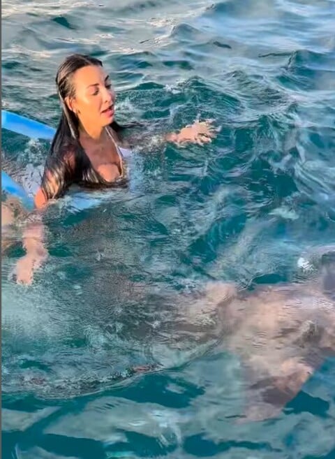 Recentemente, uma jovem passou por um momento de tensão parecido durante passeio turístico em Fernando de Noronha. Quando nadava no mar do arquipélago brasileiro, Emily Vasconcelos foi surpreendida ao deparar com um tubarão circulando bem próximo a ela. 
