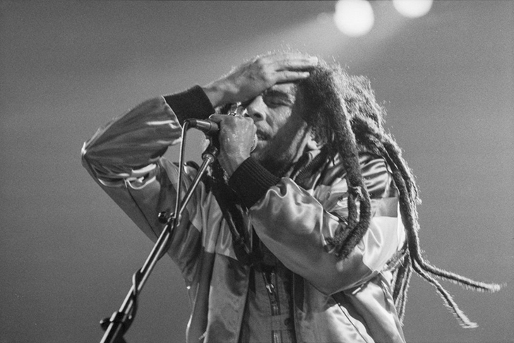 Em 1976, ano de eleições parlamentares, a Jamaica estava em convulsão. Marley anunciou o show Smile, Jamaica (Sorria, Jamaica), pela paz. Ele foi baleado no braço, mas fez o show: Quem tenta destruir o mundo não tira folga. Como posso tirar, se faço o bem? 