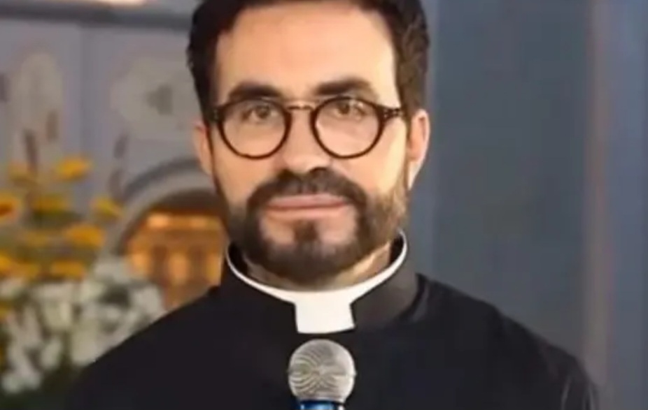 O polêmico episódio que resultou na demissão de um funcionário de cafeteria após queixa do Padre Fábio de Mello foi parar no Vaticano. É que um bispo de Santa Catarina levou o caso para avaliação da Congregação para a Doutrina da Fé. O FLIPAR mostrou e republica para quem não viu. 