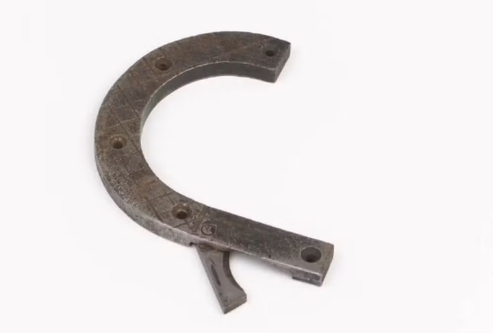 É na sola da bota: Essa peça de metal que fica na sola do sapato escondia uma lâmina que podia ser usada como arma pelo agente em casos de emergência.